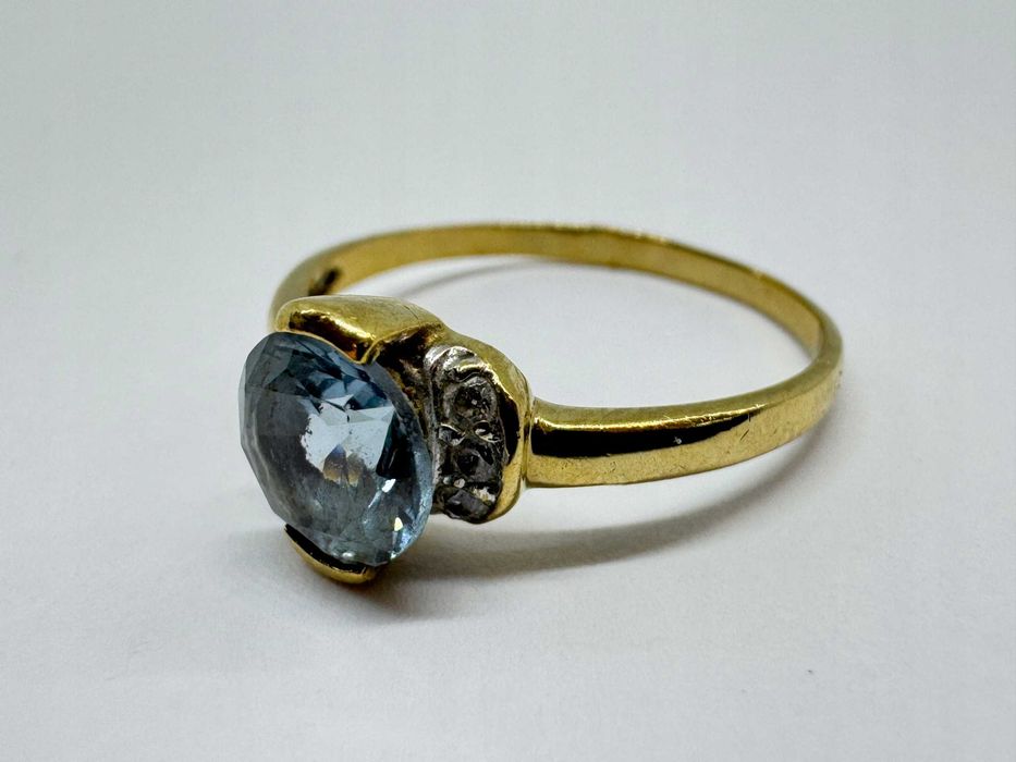 Delikatny pierścionek złoty 333 z niebieskim kamieniem, rozmiar 17