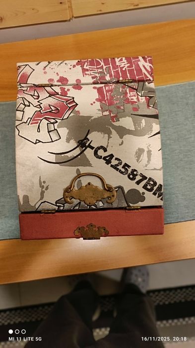 Porta jóias em boa condições para quadra seis ouros