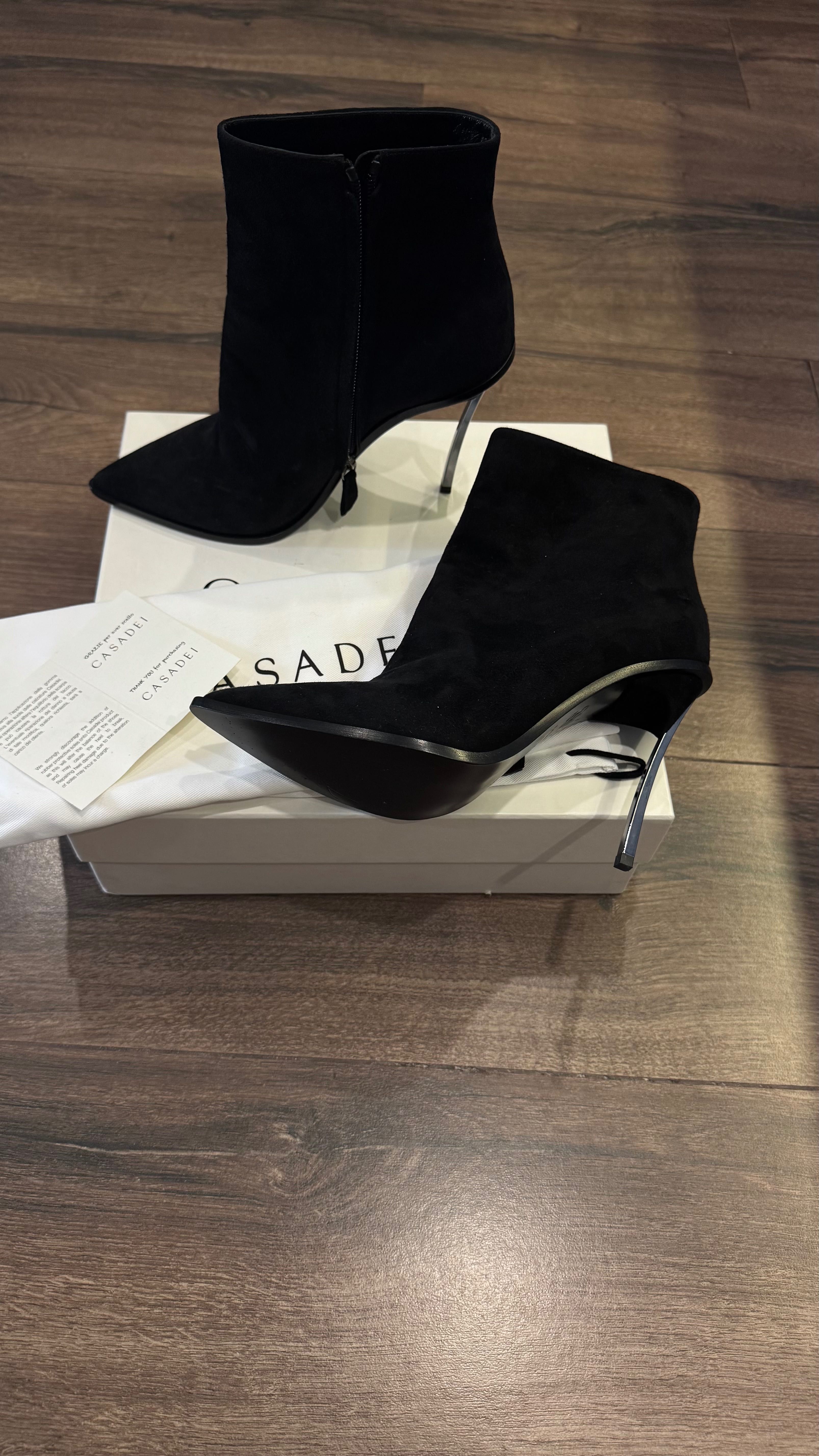 Замшеві ботильйони Casadei