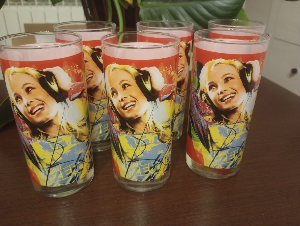Szklanki coca-cola kolorowe