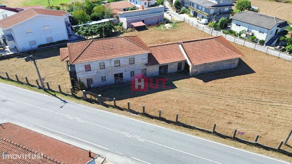 Oportunidade Única em Lousada – Moradia T5 em Pedra para Restauro!