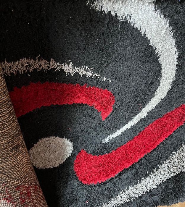 Carpete tons vermelhos e pretos