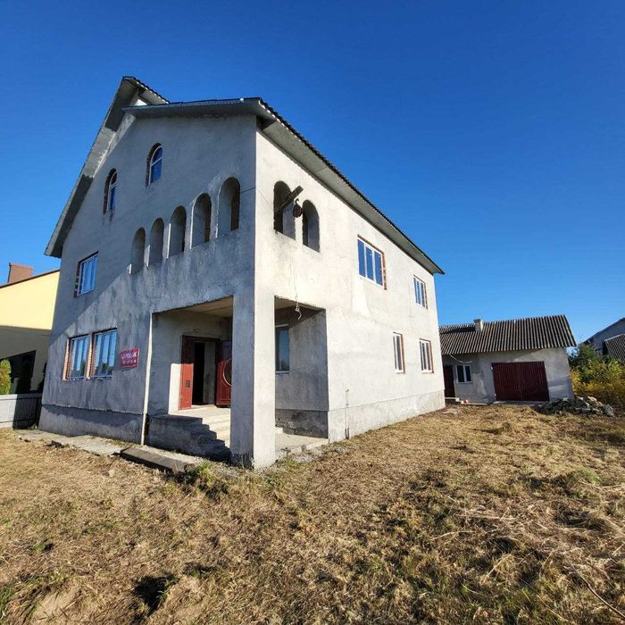 Продаж 2 поверхового будинку з літньою кухнею, гаражем та госп. приміщ