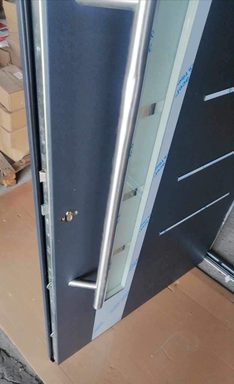 Drzwi zewnętrzne z ościeżnica aluminiowa CIEPŁĄ