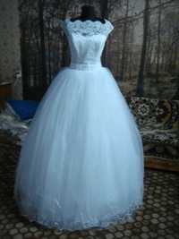 Свадебное платье белое.