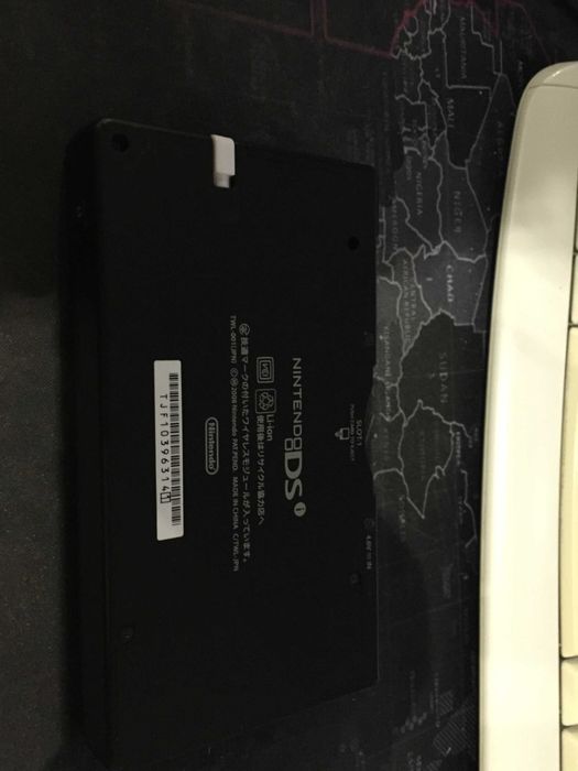 Nintendo DSi с играми, стилус и зарядка