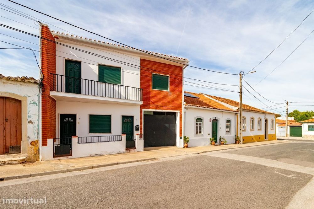 Moradia T5 em Terreno de 410 m² com logradouro e 10 boxes para cavalos