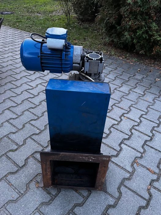 Podajnik tłokowy po demontażu z pieca, silnik besel, reduktor nord