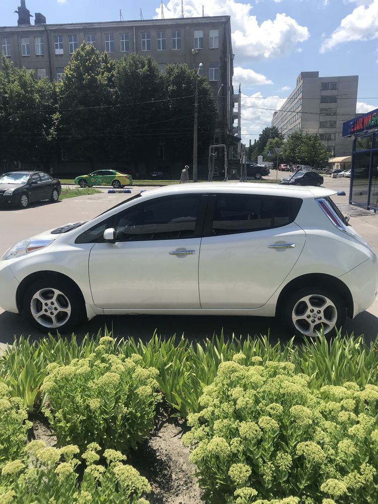 Продам Nissan Leaf