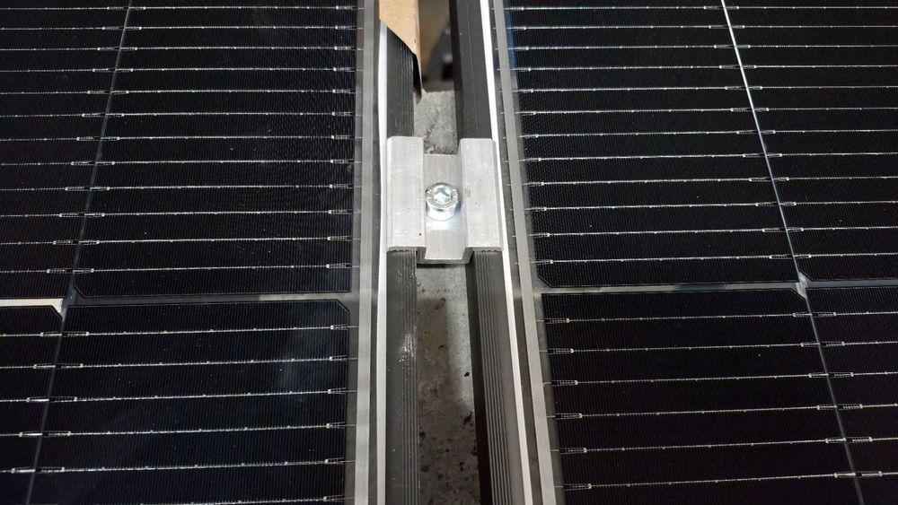 Баластні кріплення до сонячних панелей.