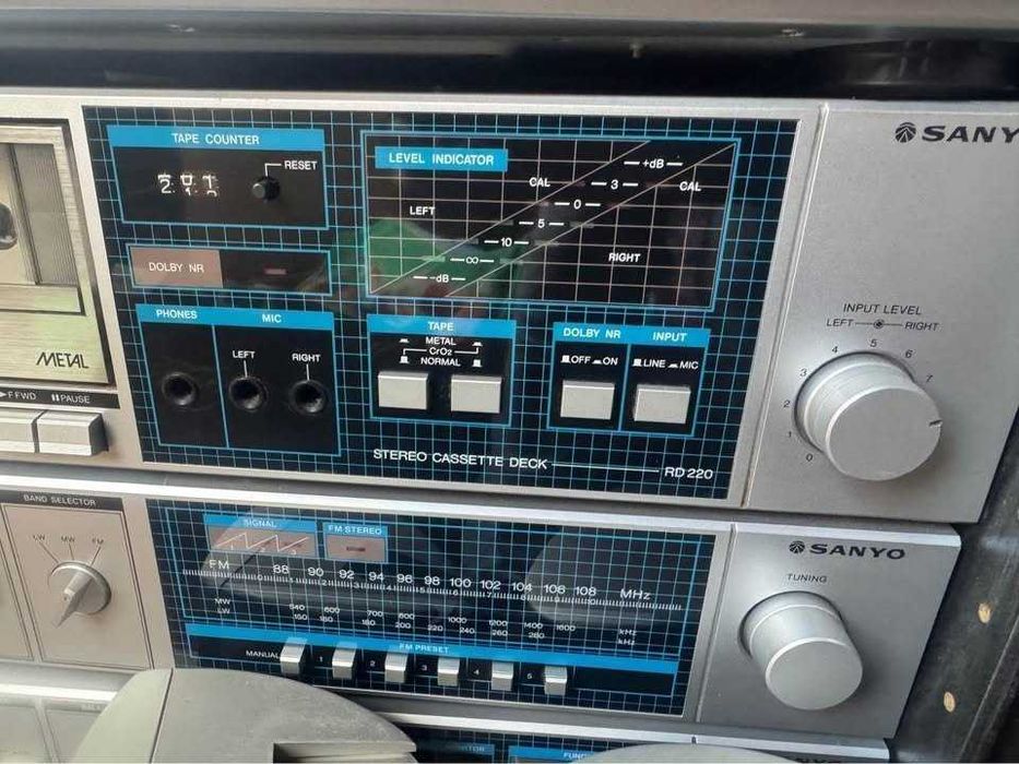 Aparelhagem da marca sanyo, com duas
colunas.