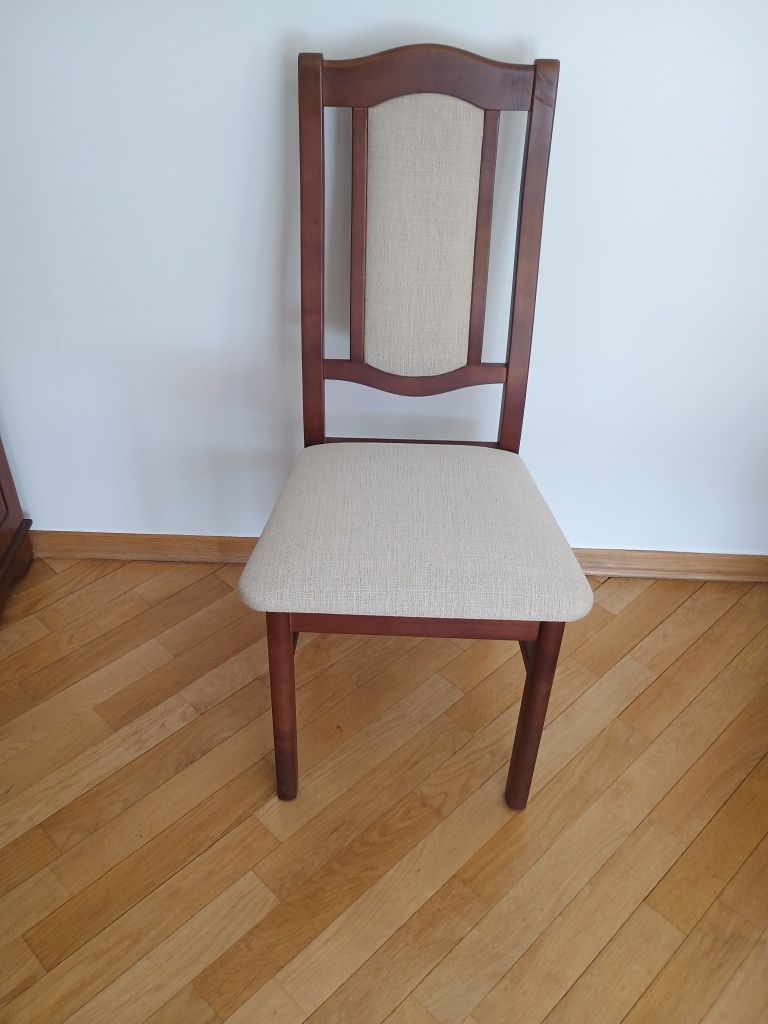 Cztery Eleganckie Krzesła