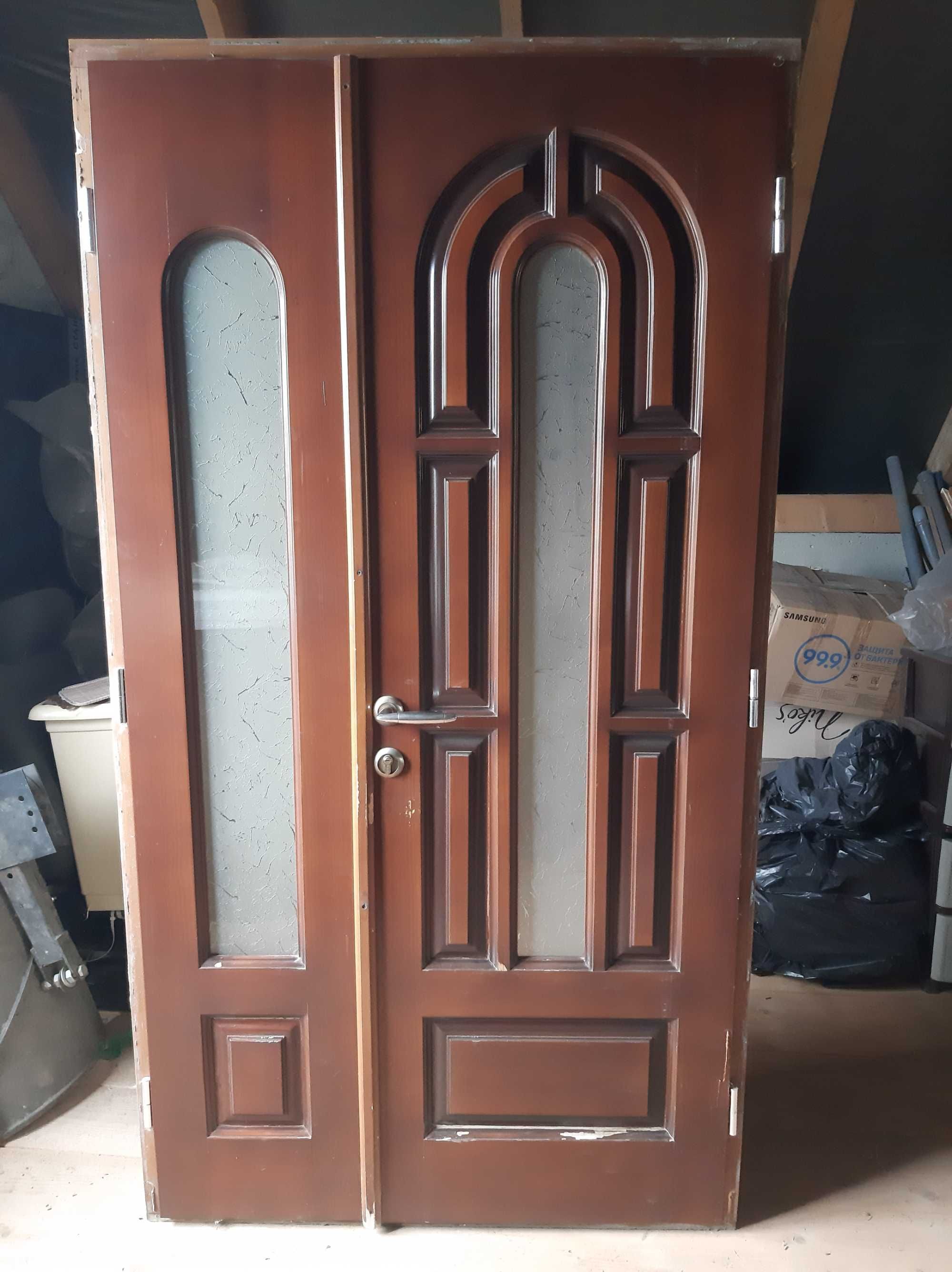 Двері дерев'яні подвійні з коробкою завісами і замками Б/В