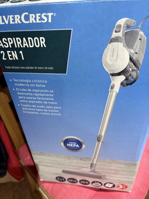 Aspirador vertical com as peças todas e a funcionar bem