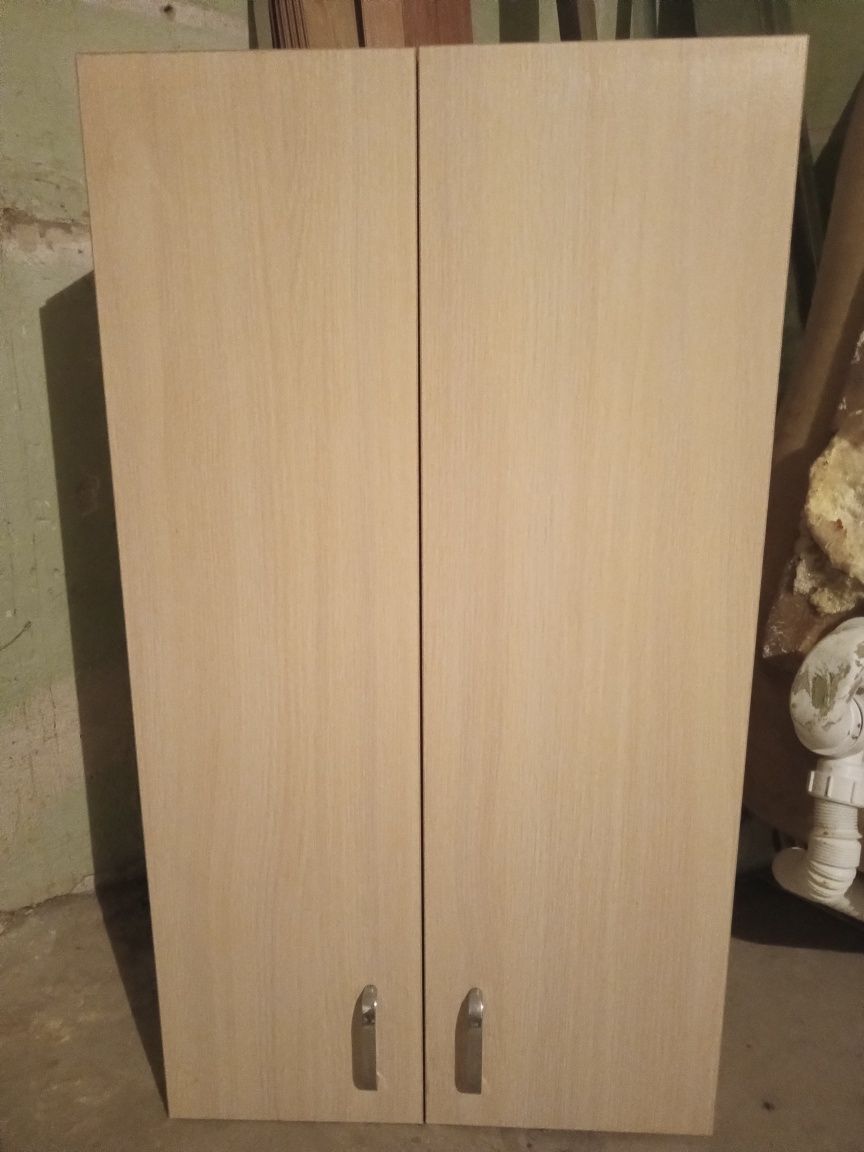 Szafka wiszaca z półkami