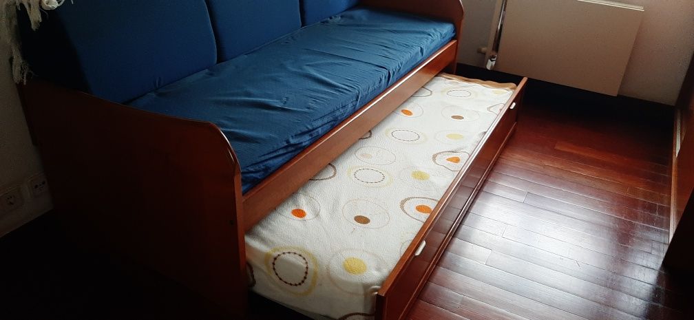 Sofá cama em madeira