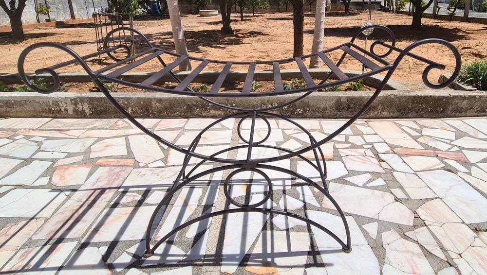 Banco/banqueta em ferro forjado com almofada