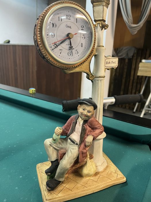 Peça em louça com relógio