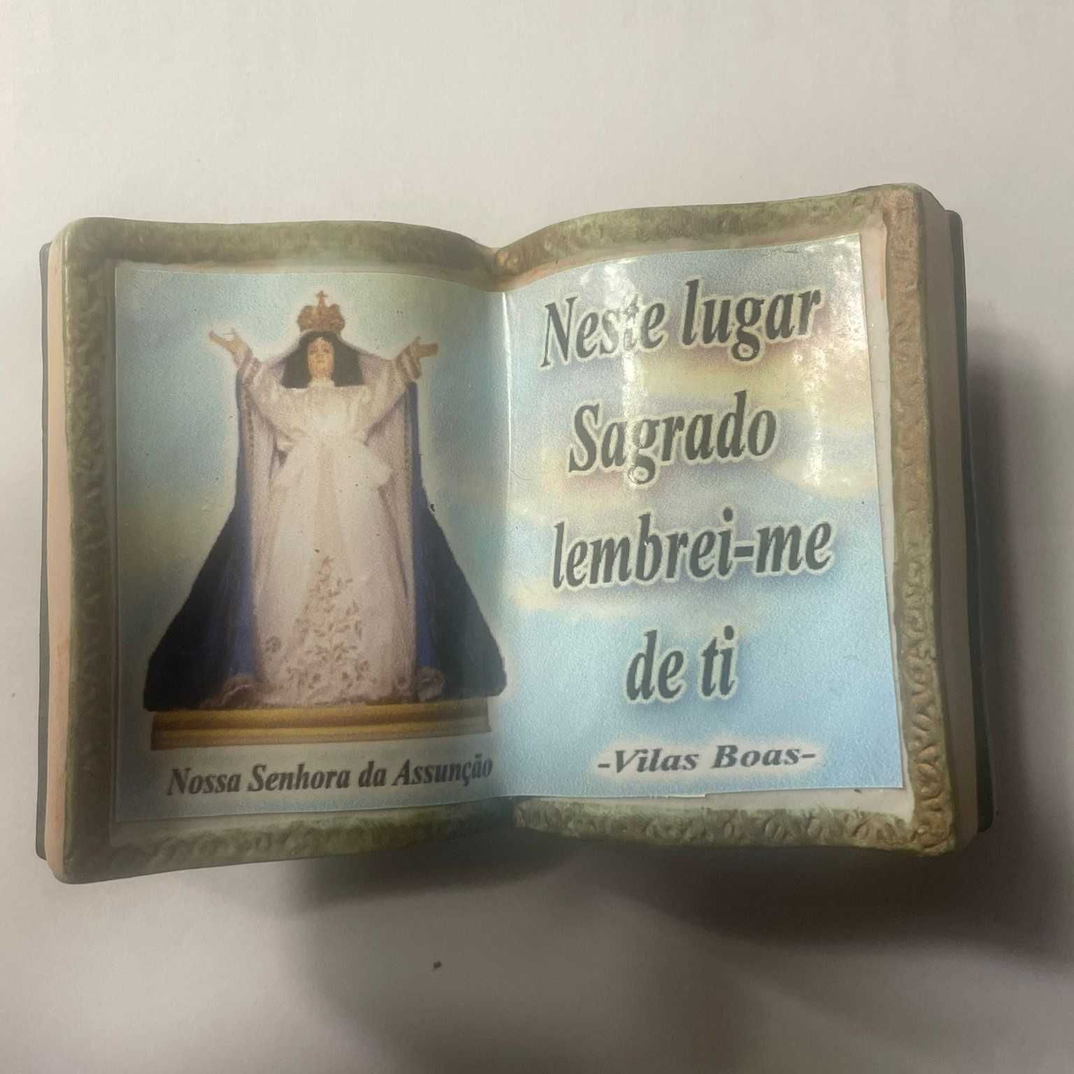 Expositor com livro decorativo com imagem da Nº Senhora da Assunção