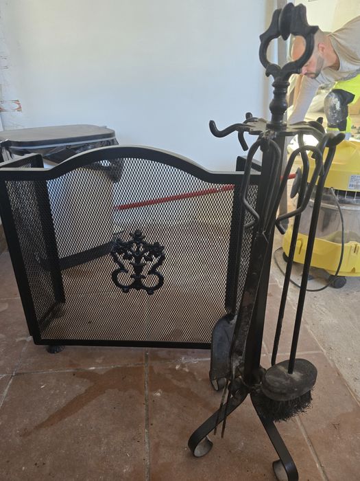 Proteção de lareira e conjunto para lareira