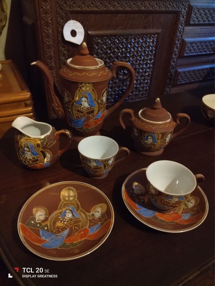 Conjunto de bule, leiteira, açucareiro e duas chávenas com pires
