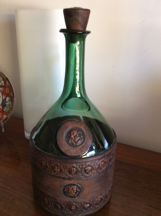 Garrafa antiga com aplicações pele