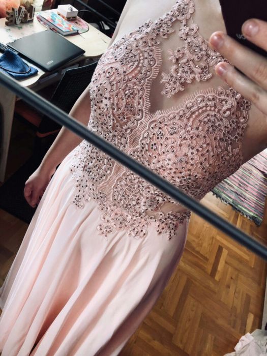 Długa, różowa suknia