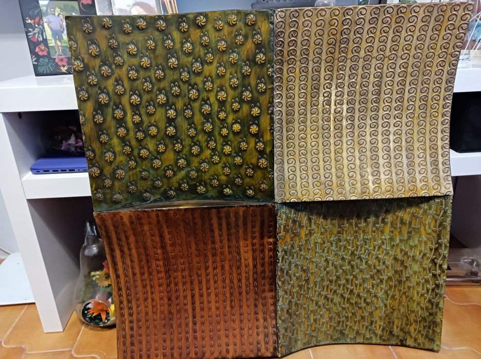 Quadro decorativo em metal  * Todo em relevo * Medidas - 78cm por 78cm