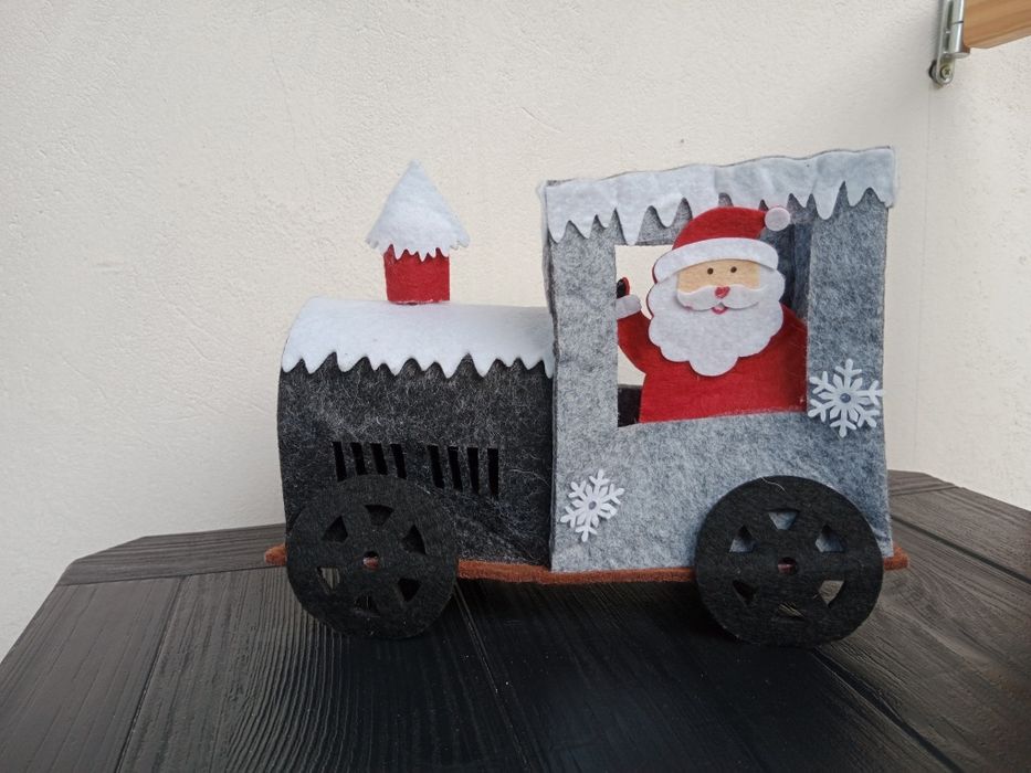 Ozdoby świąteczne koszyk pociąg z Mikołajem z filcu