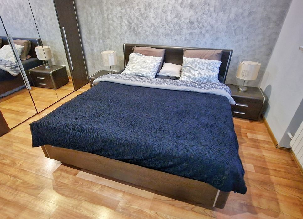 Szafa, łóżko 180, szafki nocne i komoda. Sypialnia zestaw