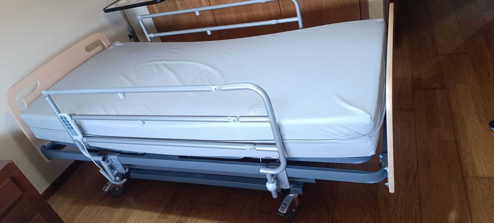 Cama articulada elétrica elevatória, como nova