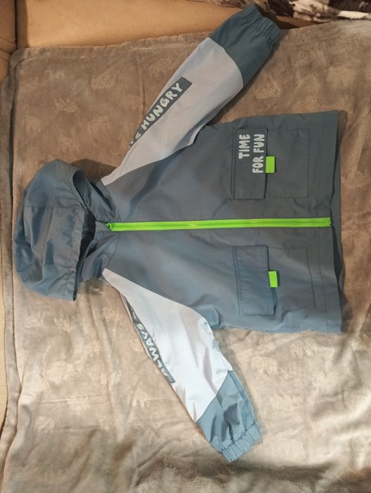 Продам дитячі курткі і жилетку