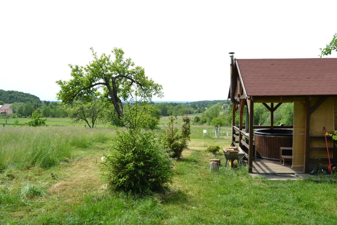 100 letni domek z kominkiem.  Sauna, jacuzzi i ognisko.