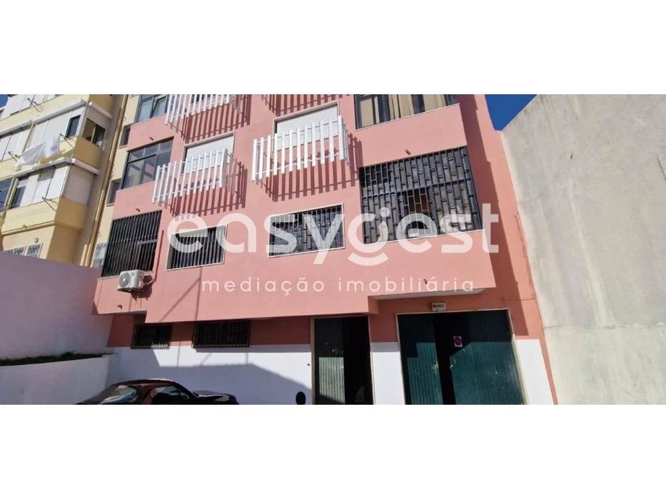 Excelente Espaço de Armazém e ou Comércio em Zona Central