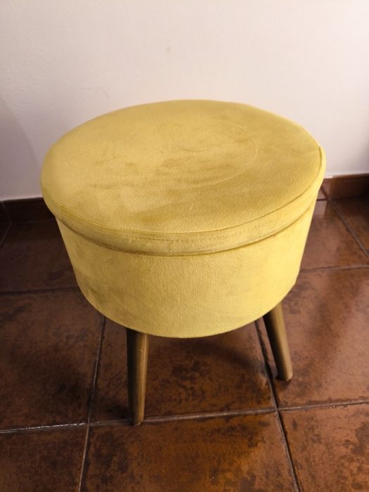 Banco com fundo para arrumações