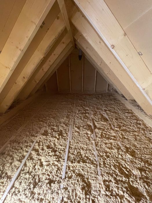 Izolacja wdmuchiwana, celuloza, włókno drzewne, wełna szklana