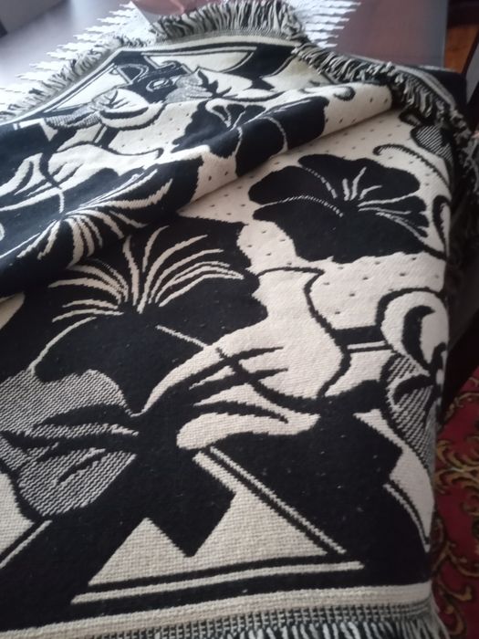 Bardzo ładna narzuta z welny na kanapę i dwa fotele na dwie strony