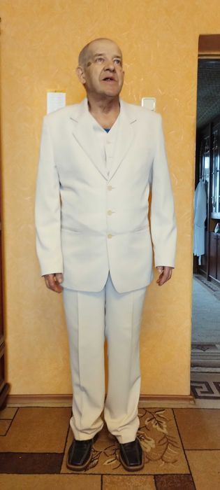 Светлый мужской костюм, рубашка на худенького парня