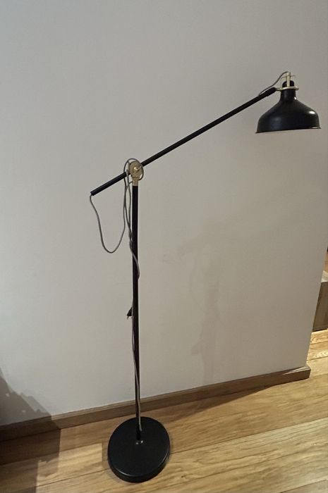 Camdeeiro pe ikea modelo Ranarp preto