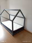 Cama Montessori madeira pintada azul escuro, de  bebé com colchão