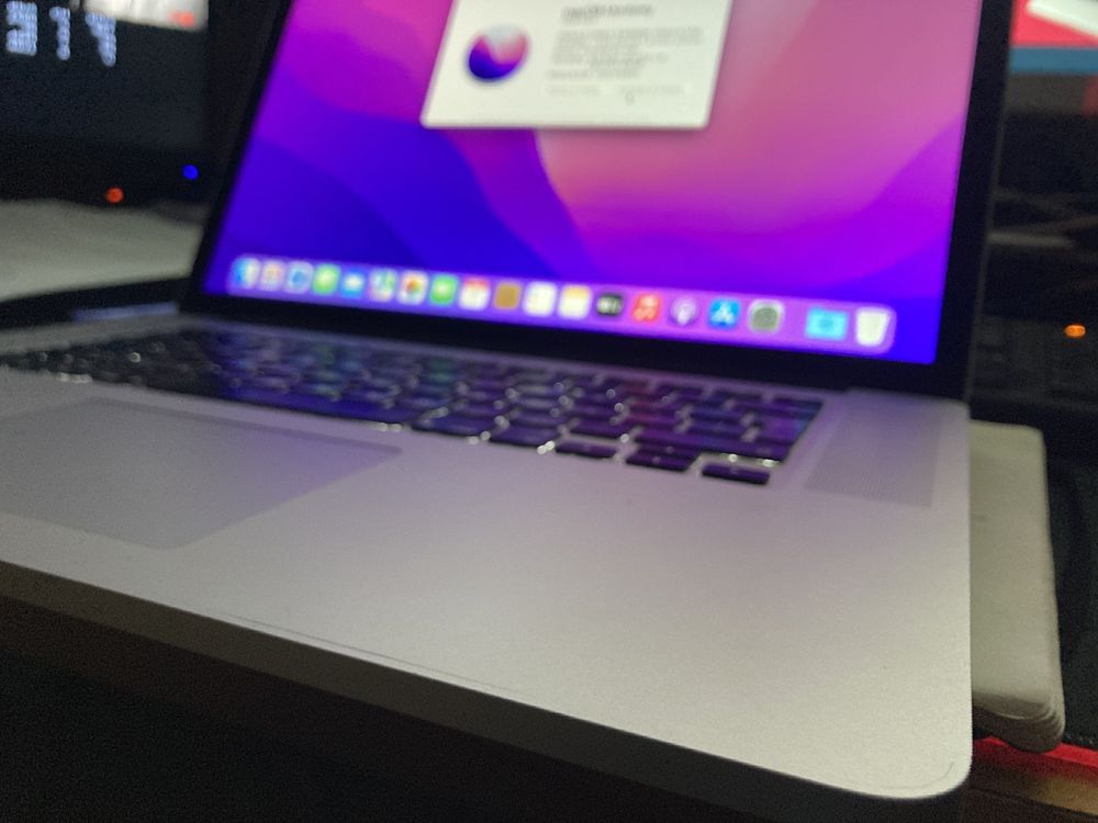 Macbook pro mid 2015 com 135 ciclos de nateria original