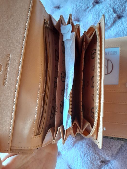 Гаманці  .  . . .