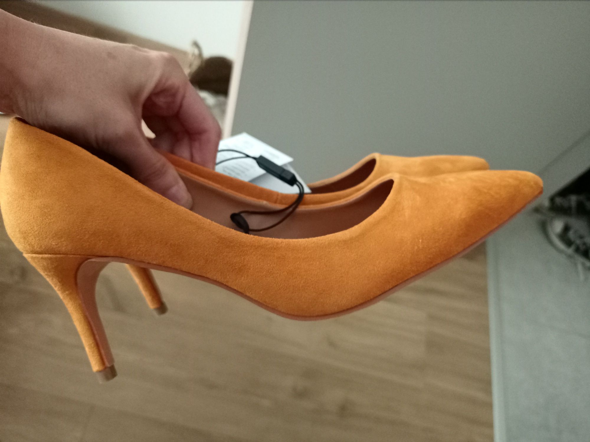 Nowe szpilki Reserved 37 camel
