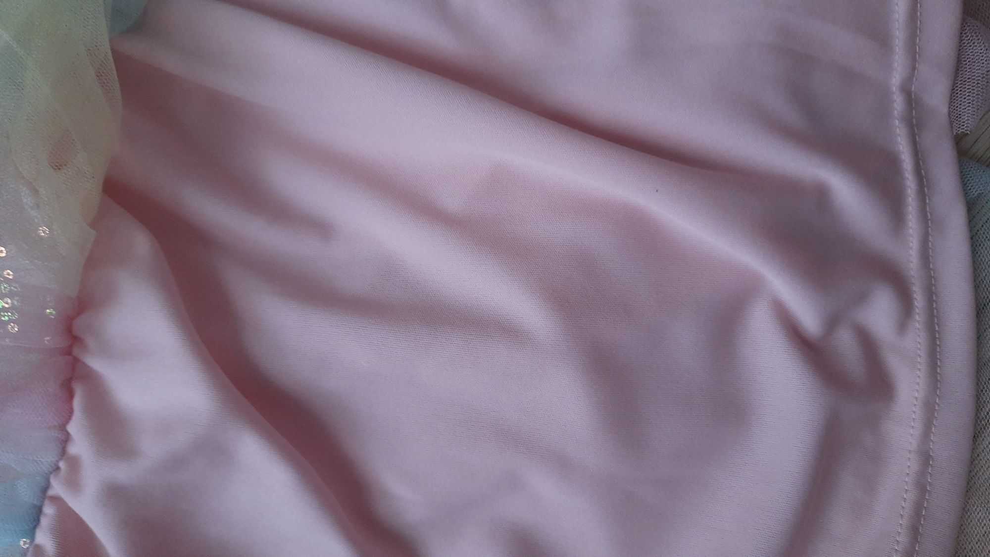Różowa tęczowa tiulową sukienka z cekinami 122