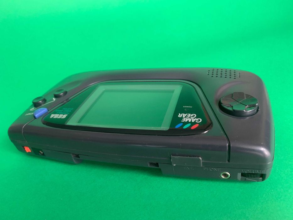 Sega game gear в робочому стані з блоком живлення та картриджем Sonic