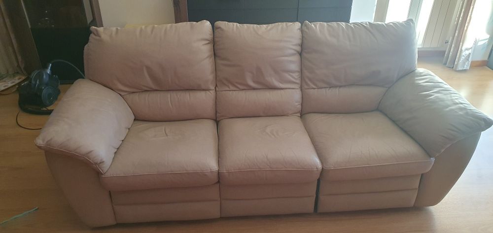 Sofá em pele creme de 3 lugares
