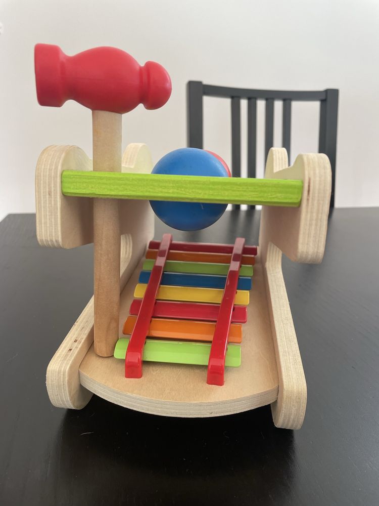 Brinquedo musical de madeira com xilofone