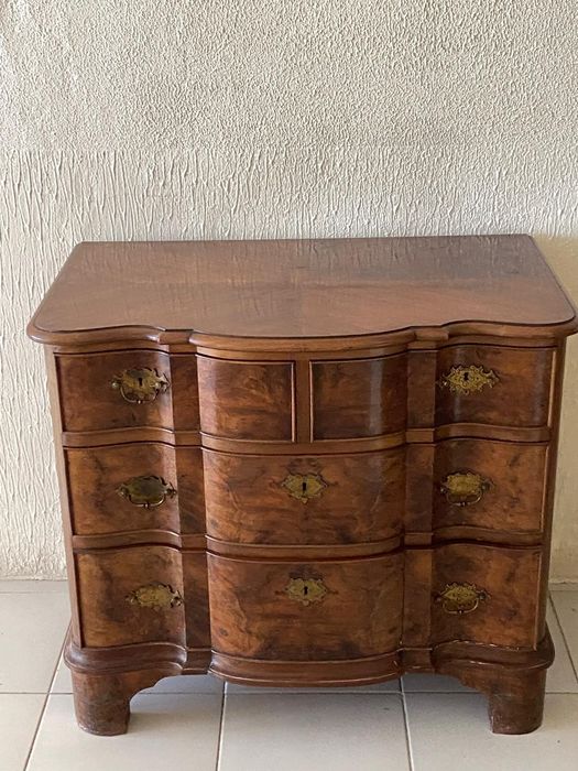 Comoda de nogueira com madeira de nogueira em estilo George II