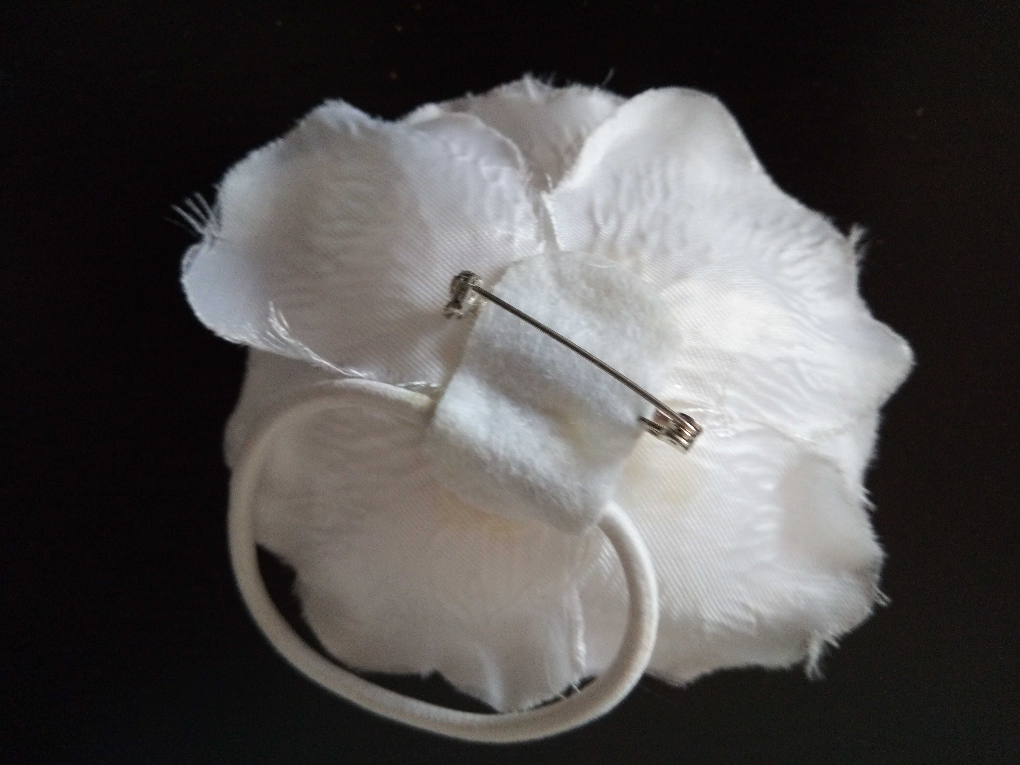Flor branca em tecido acetinado com alfinete e elástico - Nova