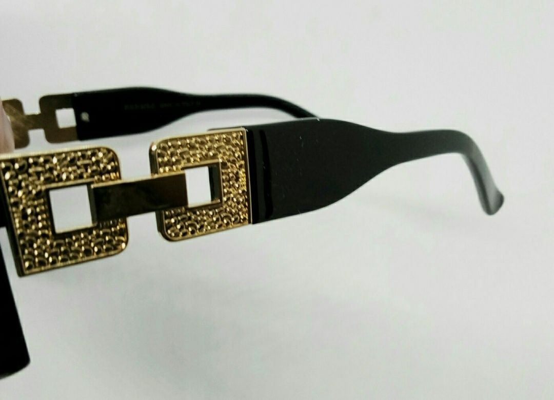 Женские модные брендовые солнцезащитные очки чернве с золотым логотипо